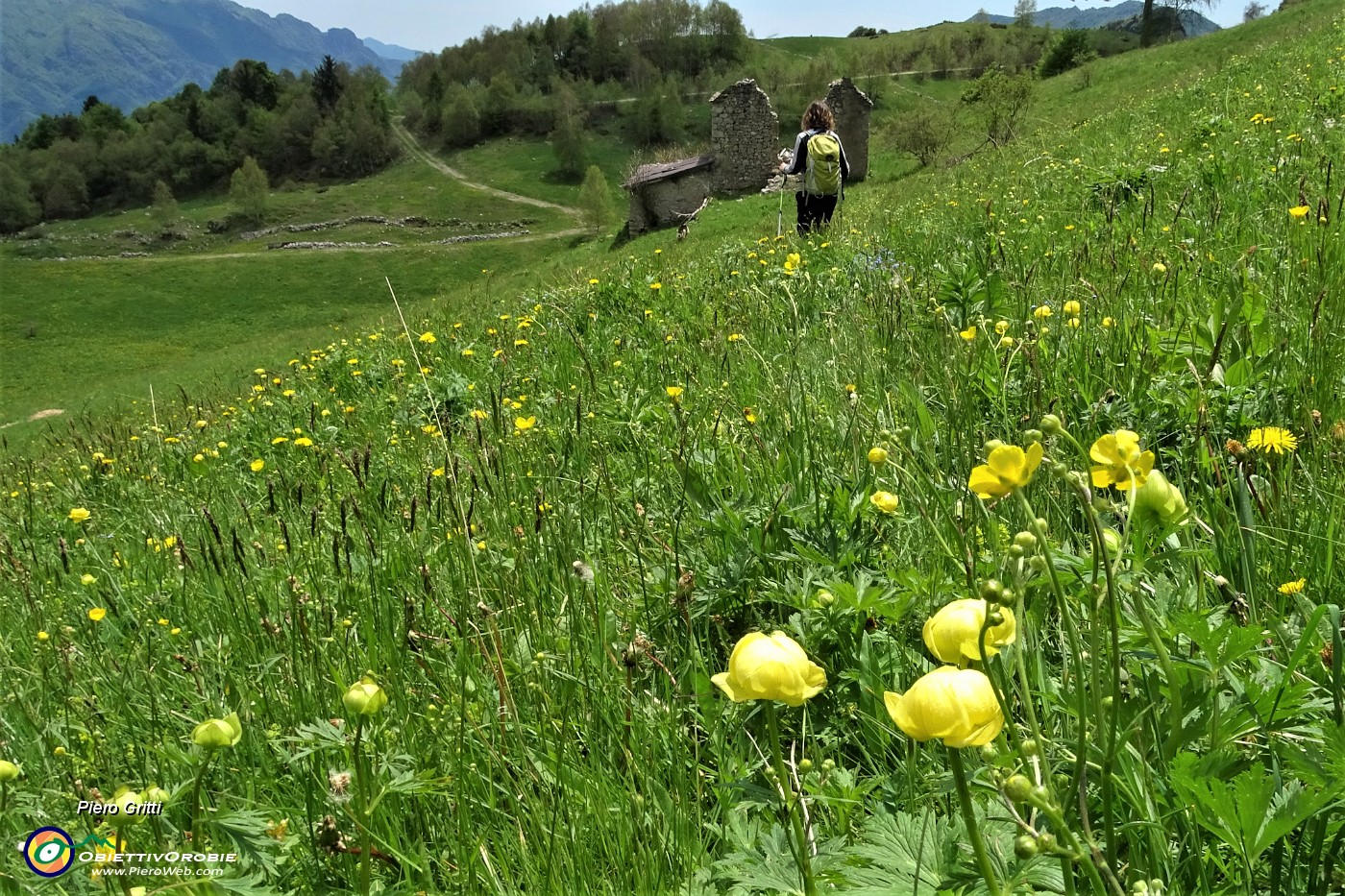 91 Scendiamo a ruota libera attraversando il prato.JPG